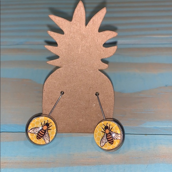 Jewelry - NEW Beautiful Bees Dangling Earrings